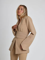 Tailored Blazer – Elegant Waist Detail – Versatile Workwear Look 8