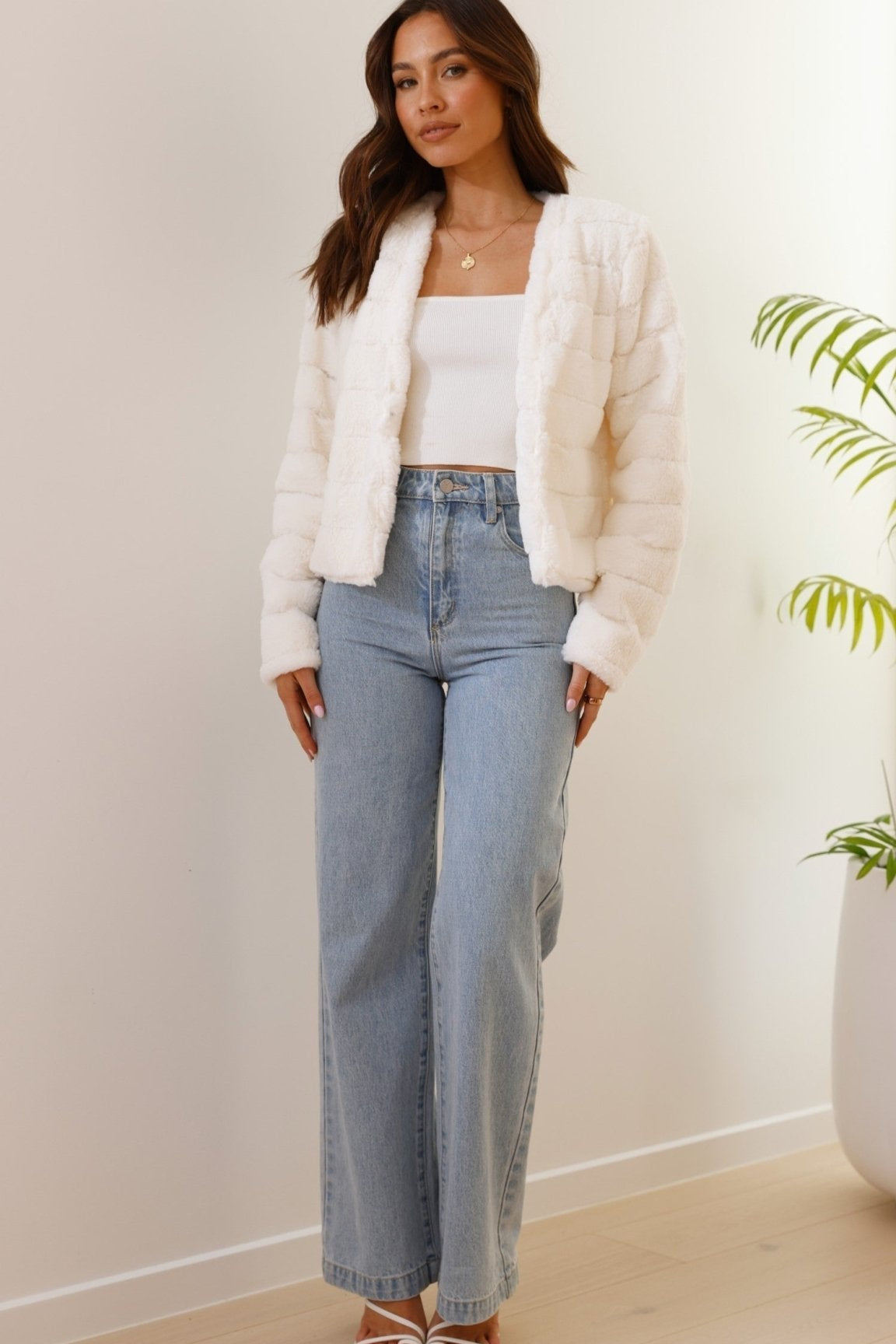 Luxe Cropped Women's Jacket with Tailored Fit and Plush Texture for Effortless Style 1