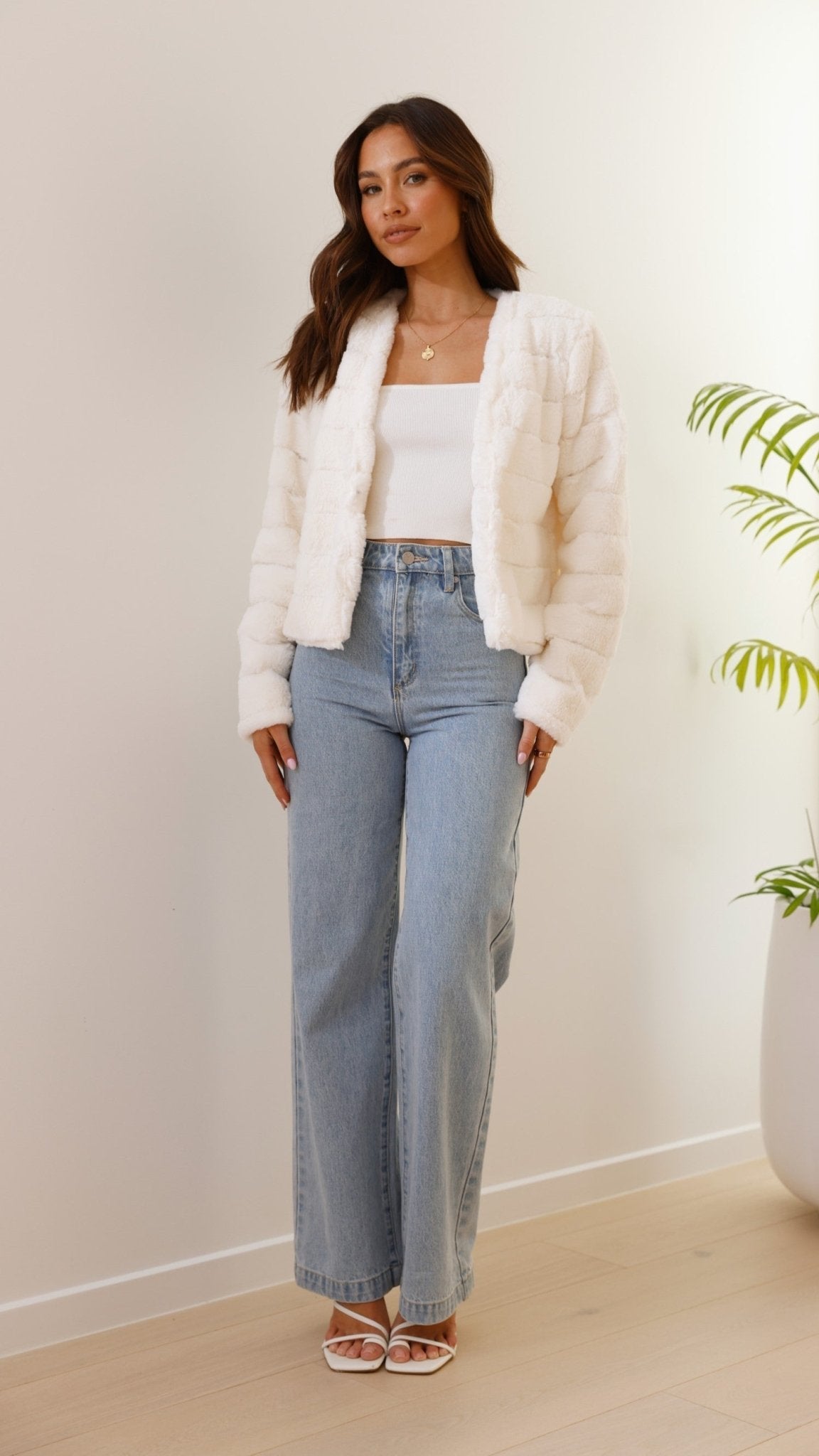 Luxe Cropped Women's Jacket with Tailored Fit and Plush Texture for Effortless Style 1