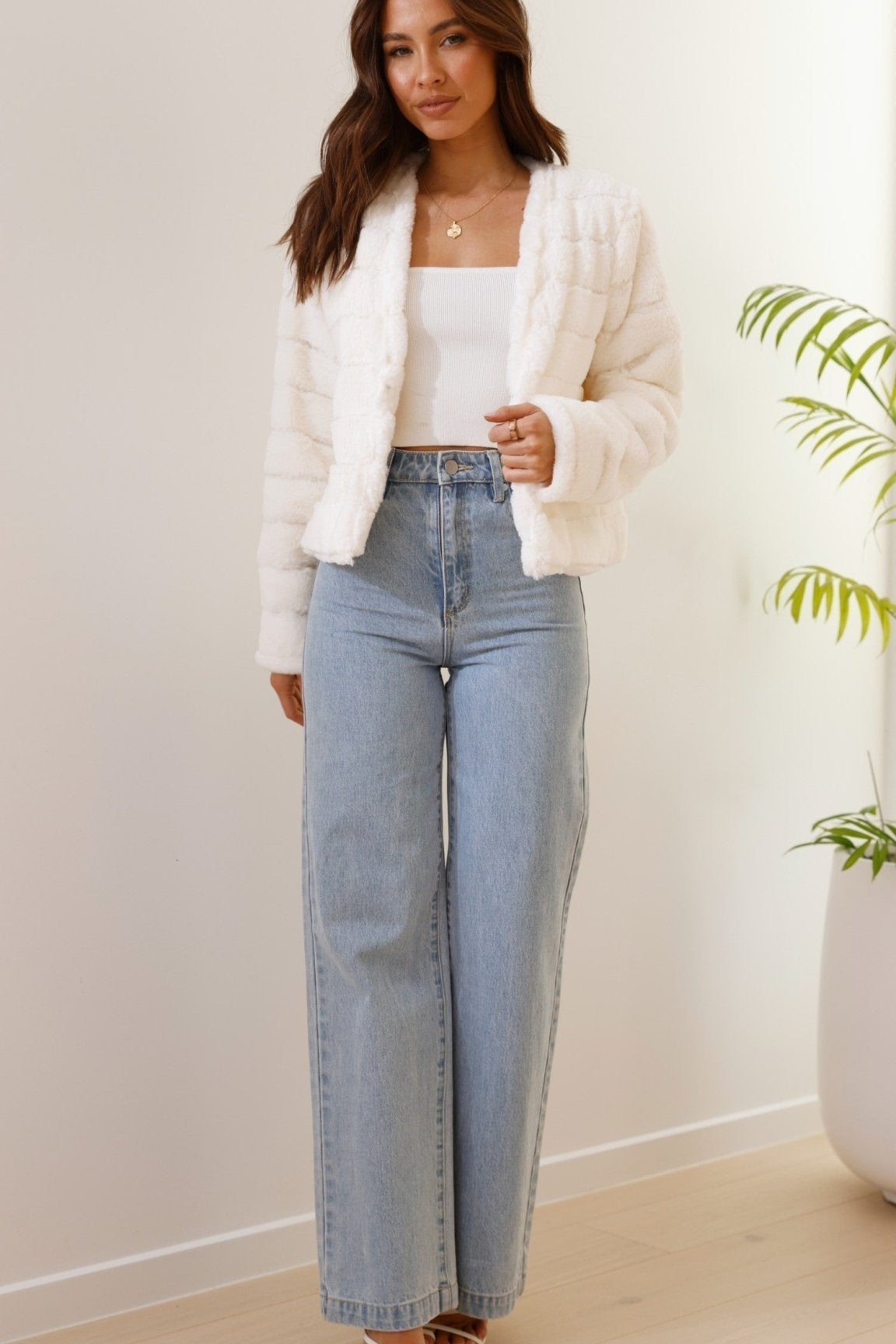 Luxe Cropped Women's Jacket with Tailored Fit and Plush Texture for Effortless Style 2