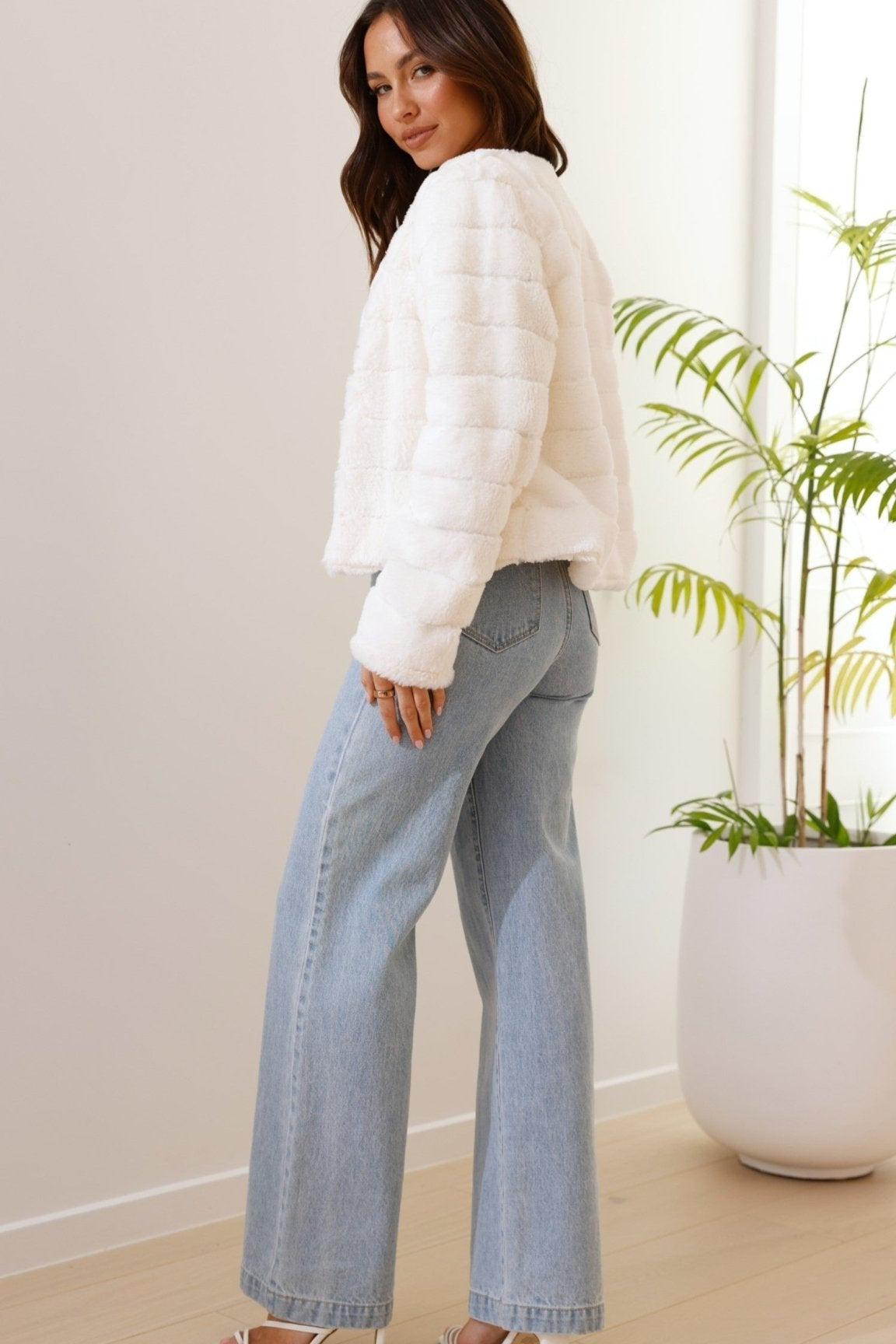Luxe Cropped Women's Jacket with Tailored Fit and Plush Texture for Effortless Style 3