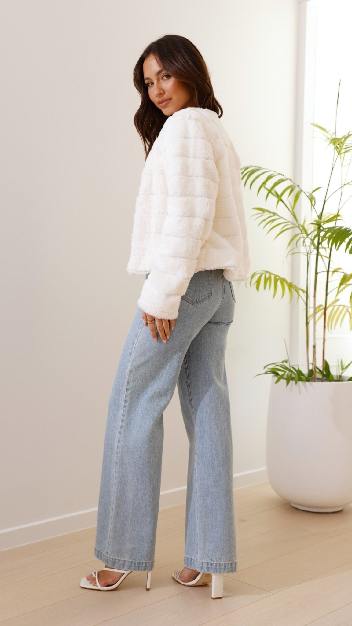 Luxe Cropped Women's Jacket with Tailored Fit and Plush Texture for Effortless Style 3
