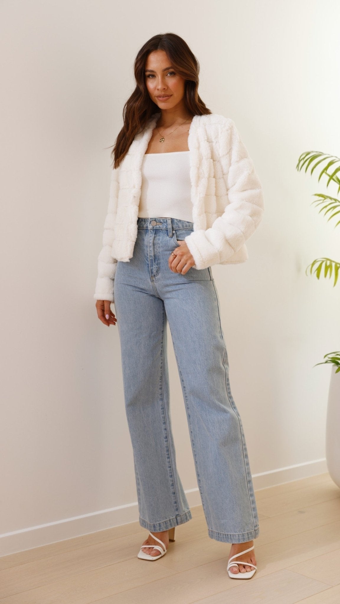 Luxe Cropped Women's Jacket with Tailored Fit and Plush Texture for Effortless Style 4