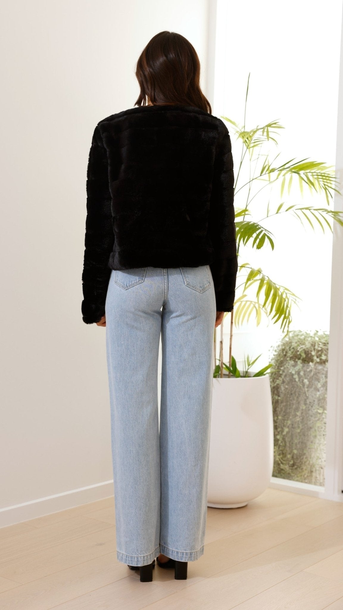 Luxe Cropped Women's Jacket with Tailored Fit and Plush Texture for Effortless Style 8