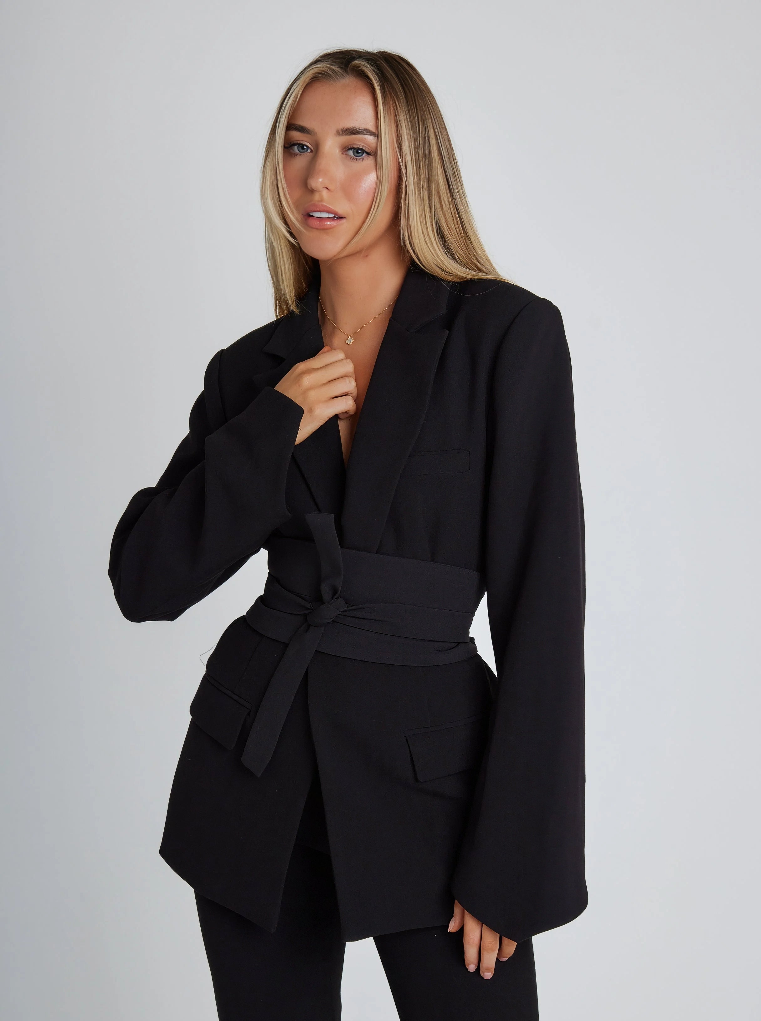 Tailored Blazer – Elegant Waist Detail – Versatile Workwear Look 0